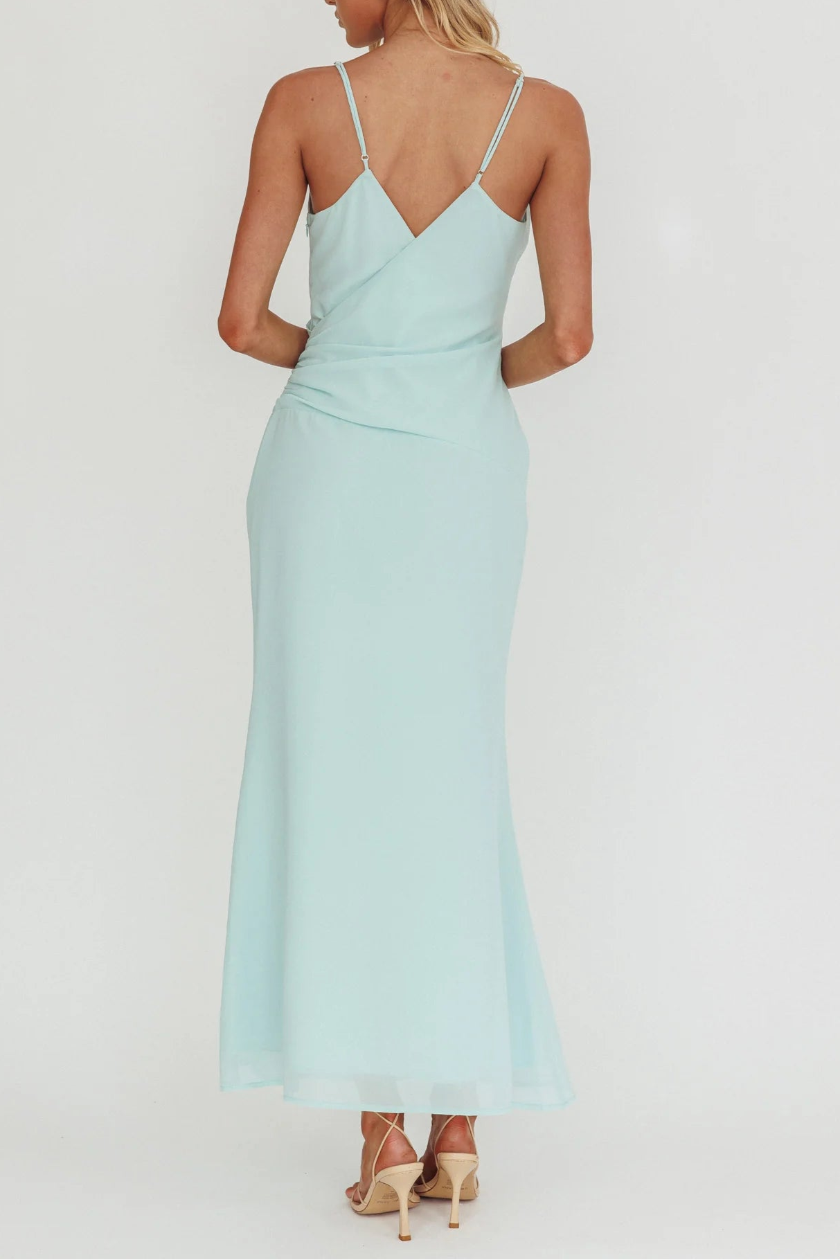 Robe longue en satin ivoire sophistiquée de Weitese avec décolleté en V plongeant, style cache-cœur et robe de bal au fini satiné